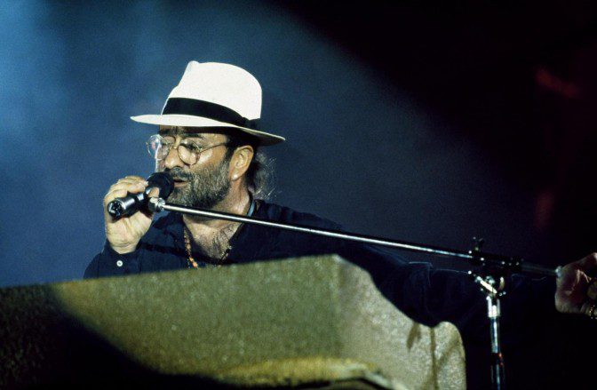 Lucio Dalla durante un concerto