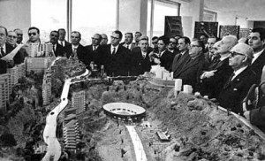 Una scena del film "Le mani sulla città"