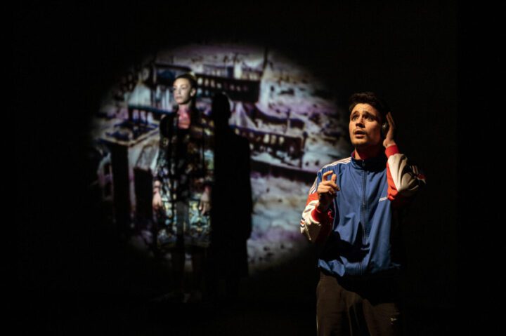 (Una scena di "Occidente")