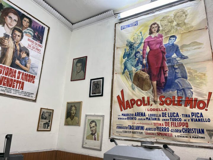 La hall del Cineclub Materdei di Napoli