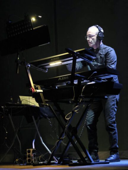 Miro Abbaticchio alle tastiere (foto di Achille Carbone)
