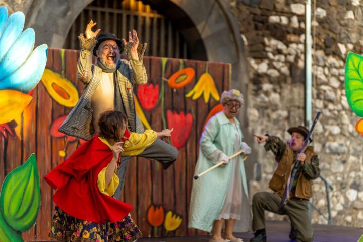 Oltre il giardino. Cappuccetto rosso