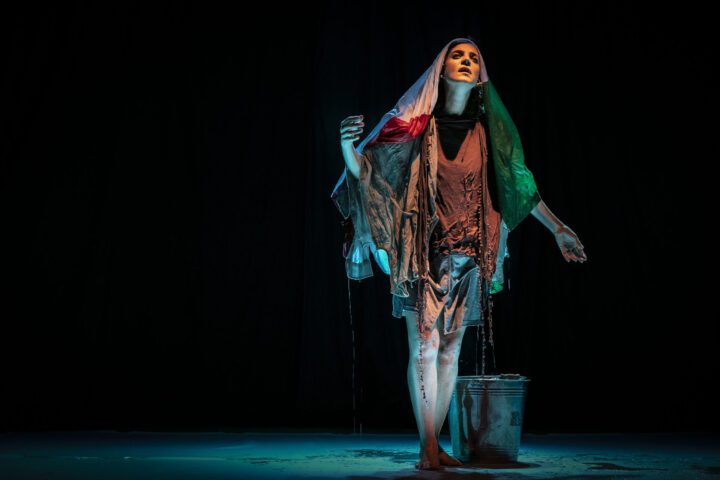 Spettacoli. “Sindrome Italia. O delle vite sospese” di e con Tiziana Francesca Vaccaro 