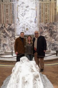 La mostra Rags a Cappella Sansevero 3 Museo Cappella Sansevero Rags da sx Darren Almond Maria Alessandra Masucci e Alfonso Artiaco Credits ph Andrea Salzillo per Rive Studio