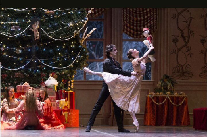 Teatro di San Carlo - Lo Schiaccianoci - Musica: Pëtr Il'ič Čajkovskij
Coreografia: Alessandra Panzavolta da Marius Petipa, Lev Ivanov 
Direttore: David Coleman - Scene: Nicola Rubertelli - Costumi: Giusi Giustino  - 
Direttore del Corpo di Ballo: Alessandra Panzavolta - Direttore del Coro di Voci Bianche: Stefania Rinaldi 
Principe Schiaccianoci: Giuseppe Picone (30 dicembre, 2 gennaio, ore 17 e 3 gennaio, ore 21) / Alessandro Macario (2 gennaio, ore 21, 4 e 5 gennaio)/Alessandro Staiano (3 gennaio, ore 17)                           
Clara/Fata Confetto: Jurgita Dronina (30 dicembre, 2 gennaio, ore 17 e 3 gennaio, ore 21)/ Anbeta Toromani (2 gennaio, ore 21, 4 e 5 gennaio)/ Luisa Ieluzzi (3 gennaio, ore 17)   
Orchestra, Corpo di Ballo e Coro di Voci Bianche del Teatro di San Carlo
Con la Partecipazione degli allievi della Scuola di Ballo del Teatro di San Carlo diretta da Anna Razzi 
Allestimento del Teatro di San Carlo