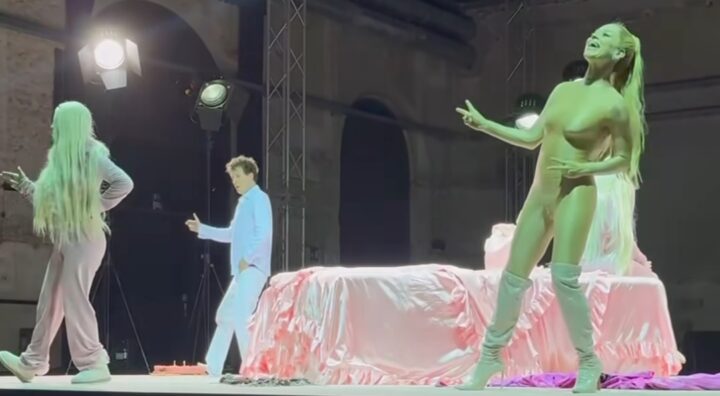 Call me Paris - una scena