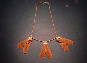 Collana di mosche d'oro