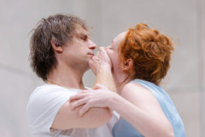 La gatta sul tetto che scotta - una scena 