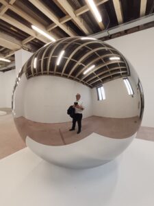 Anish Kapoor tra architettura, scultura e utopie 4 Anish Kapoor