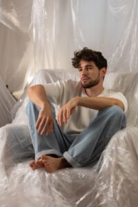 Amore o Abitudine, il nuovo singolo 2026 di Matteo Faustini 4 Matteo Faustini