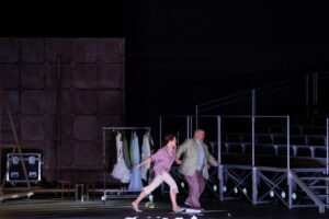 Pagliacci, il teatro nel teatro: la finzione si tinge di sangue 2 Pagliacci - una scena